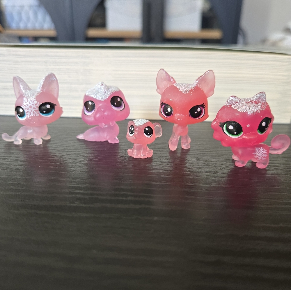 Littlest Pet Shop Frosted Wonderland Pet Friends Toy, Pink Theme